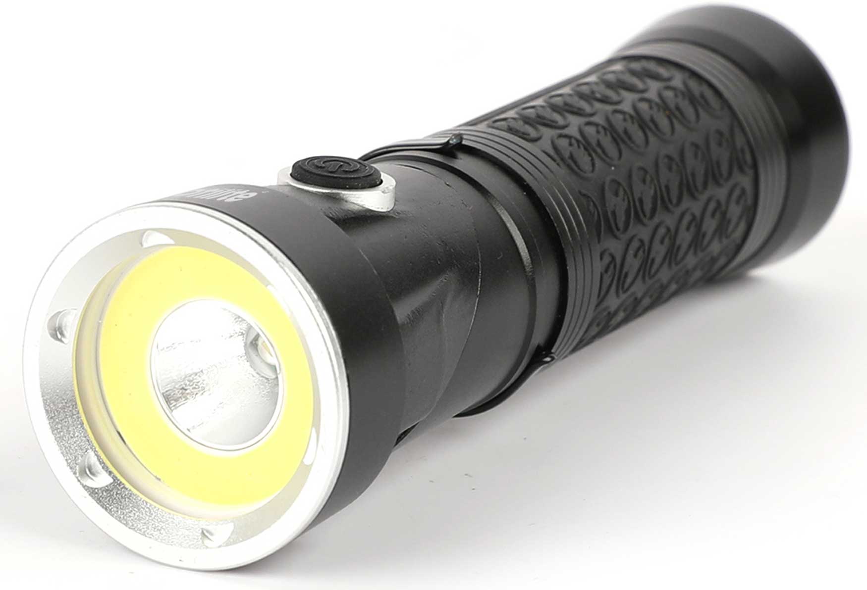 Manual LED flashlight