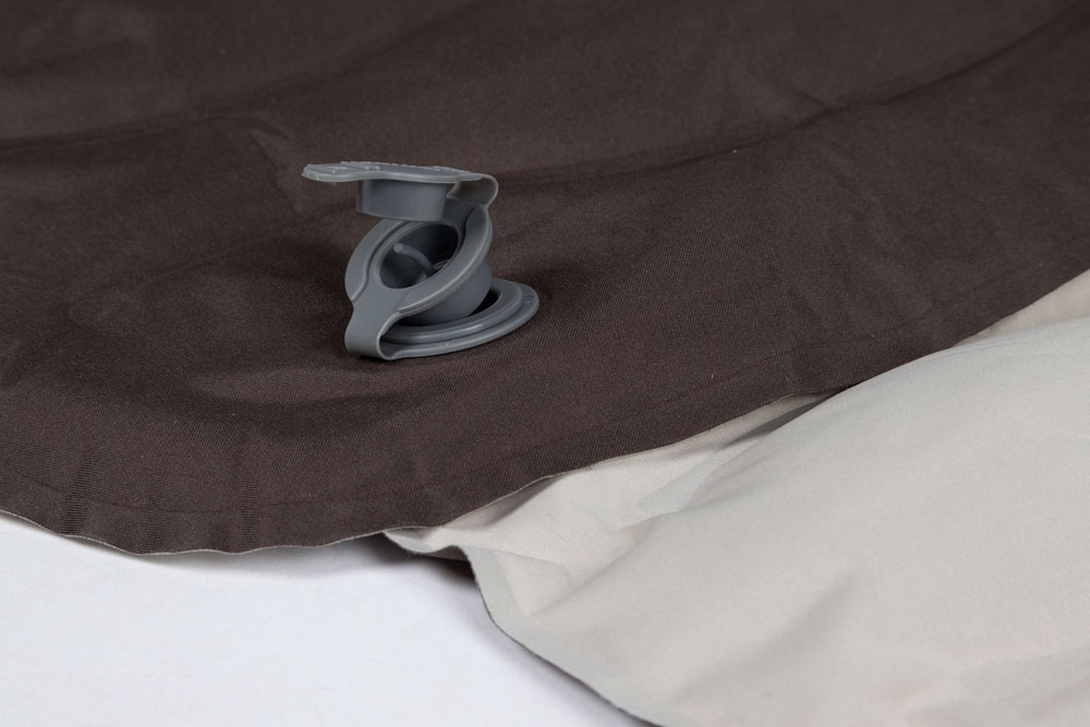 Nafukovací matrac s elastickým povrchom