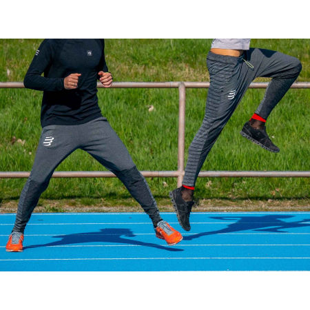Pantaloni trening bărbați - Compressport SEAMLESS PANTS - 13