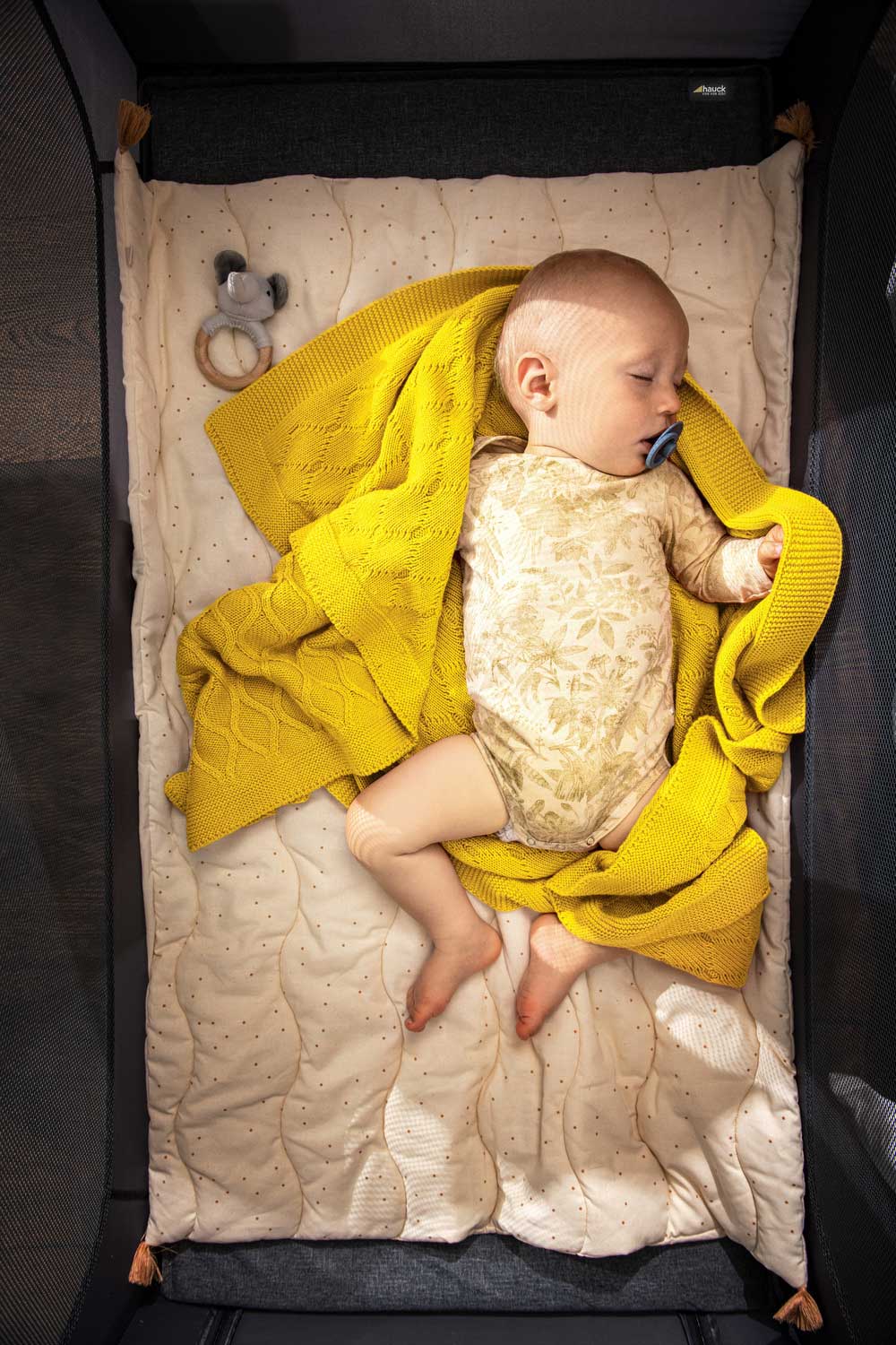 Детско легло с плот за преобличане