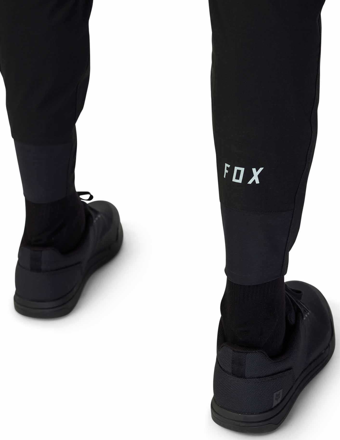 Pánske cyklistické nohavice Fox RANGER so zúženými nohavicami z odolnej elastickej tkaniny v elastickom 4- cestnom prevedení.