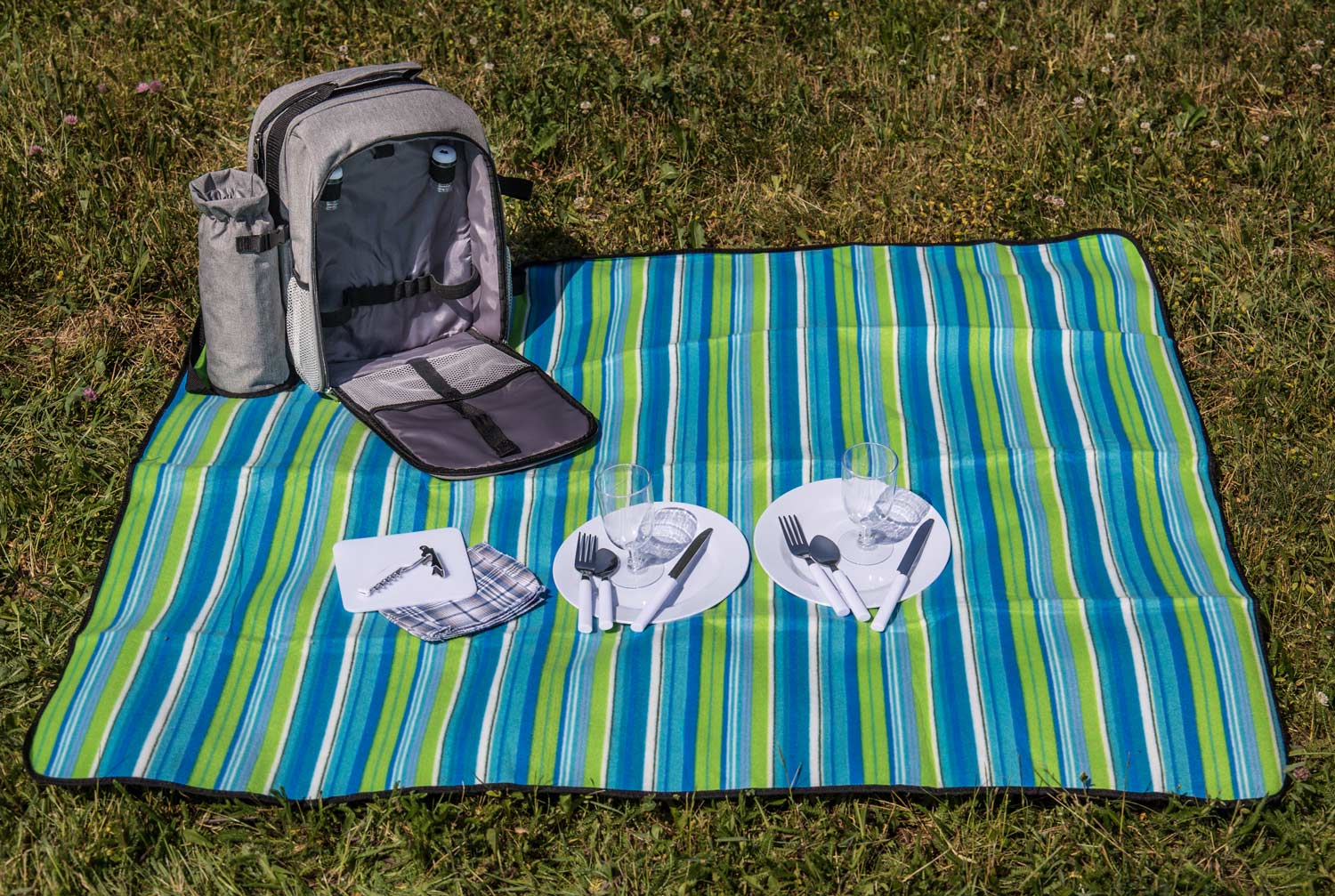 Picnic backpack with a blanket