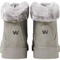 Women's winter footwear
