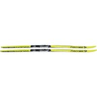 Classic style nordic skis with a smooth base